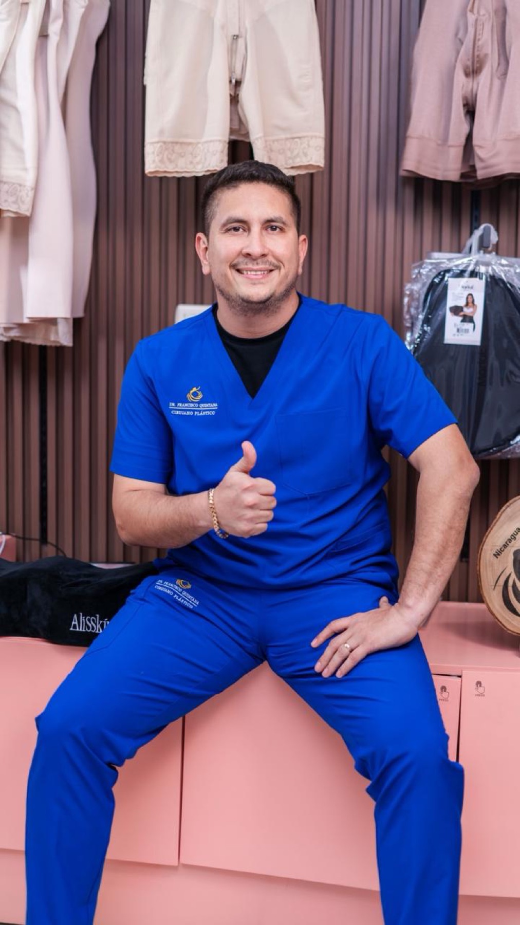 Dr. Francisco Quintana con prendas de compresión post-operatorias